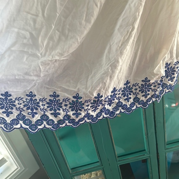 NWT Old Navy White Blouse with Blue Floral Accents - Picture 4 of 7